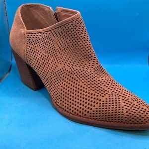 Lucky Brand women’s Zeshia Bootie, size 9.5, brown pointed toe, punched hole